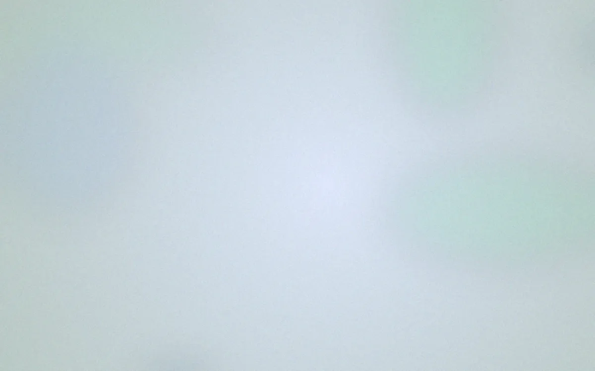 Stanowisko pracy z laptopem — materiał o planowaniu kosztów związanych z pojazdem